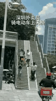 不得不佩服外卖小哥的车技，一样上天桥，简直畅通无阻。