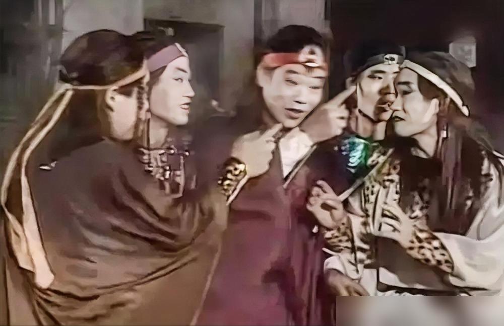 白素贞差遣五鬼，只用钱和情，小青直接拿柳条抽。小时候觉得白娘子心善，现在才看懂，