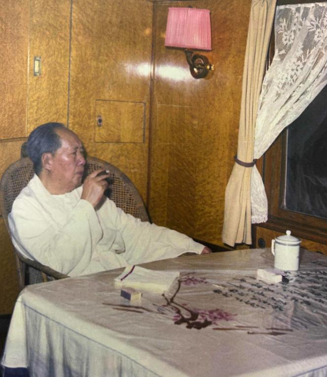 毛主席乘专列离开北京，火车开动后，摄影师钱嗣杰走进毛主席的车厢，就见毛主席穿著睡