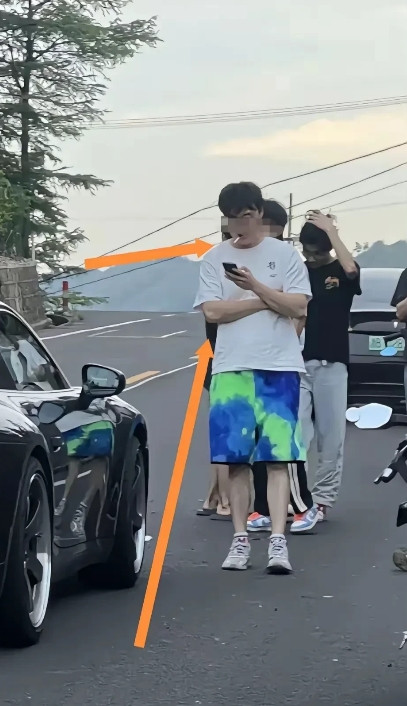 保时捷911撞倒摩托车，我感叹保时捷车主的临危不乱，更感叹保时捷车主