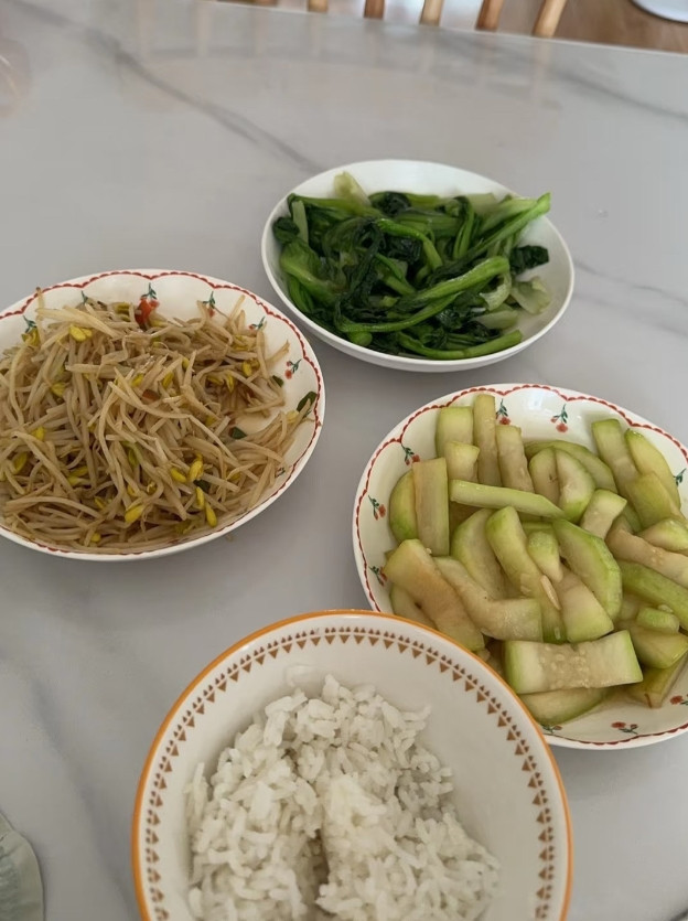 你们有同款懒婆婆吗？真是受不了我婆婆，我去上班，让她帮我带孩子，结果早上也不弄