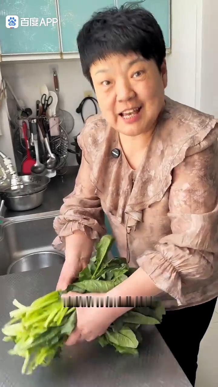 菠菜打卤面。现在菠菜便宜的跟白给一样，4毛钱一斤。我买了这些，今天做个菠菜面吃