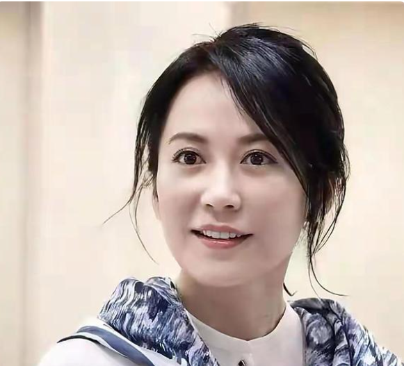 俞飞鸿节目喊“是你不肯娶我”，下秒笑圆场！与窦文涛27年无婚无孩，隔条马路住成知己