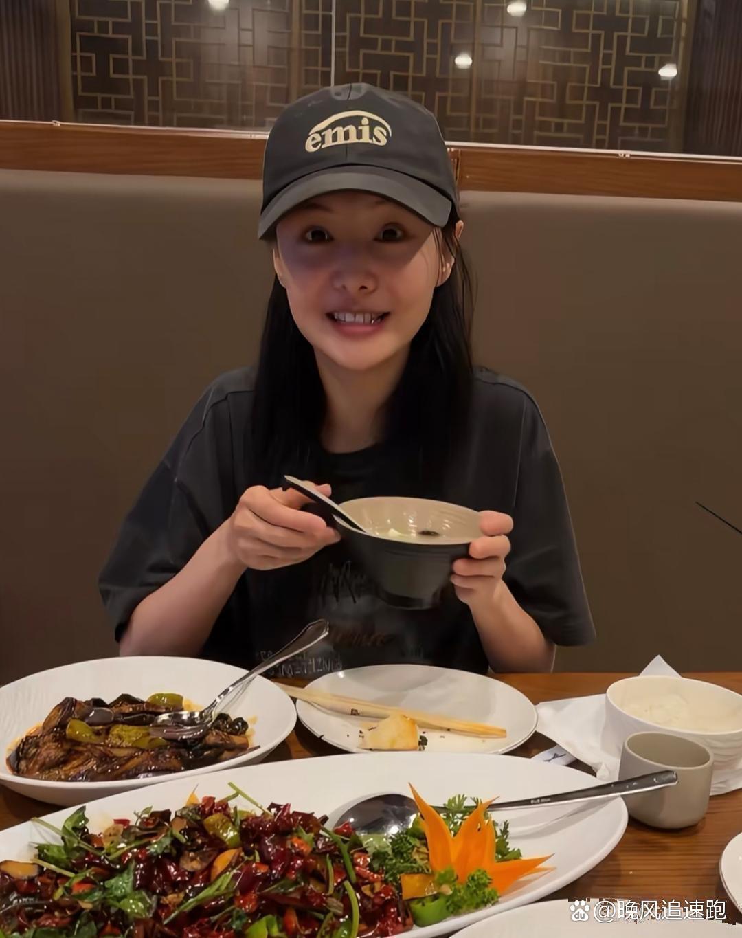 网友偶遇35岁的郑爽，和家人在美国的中餐馆吃饭。她穿搭简约低调，素颜出镜，整体状态平平，颜值褪去往日