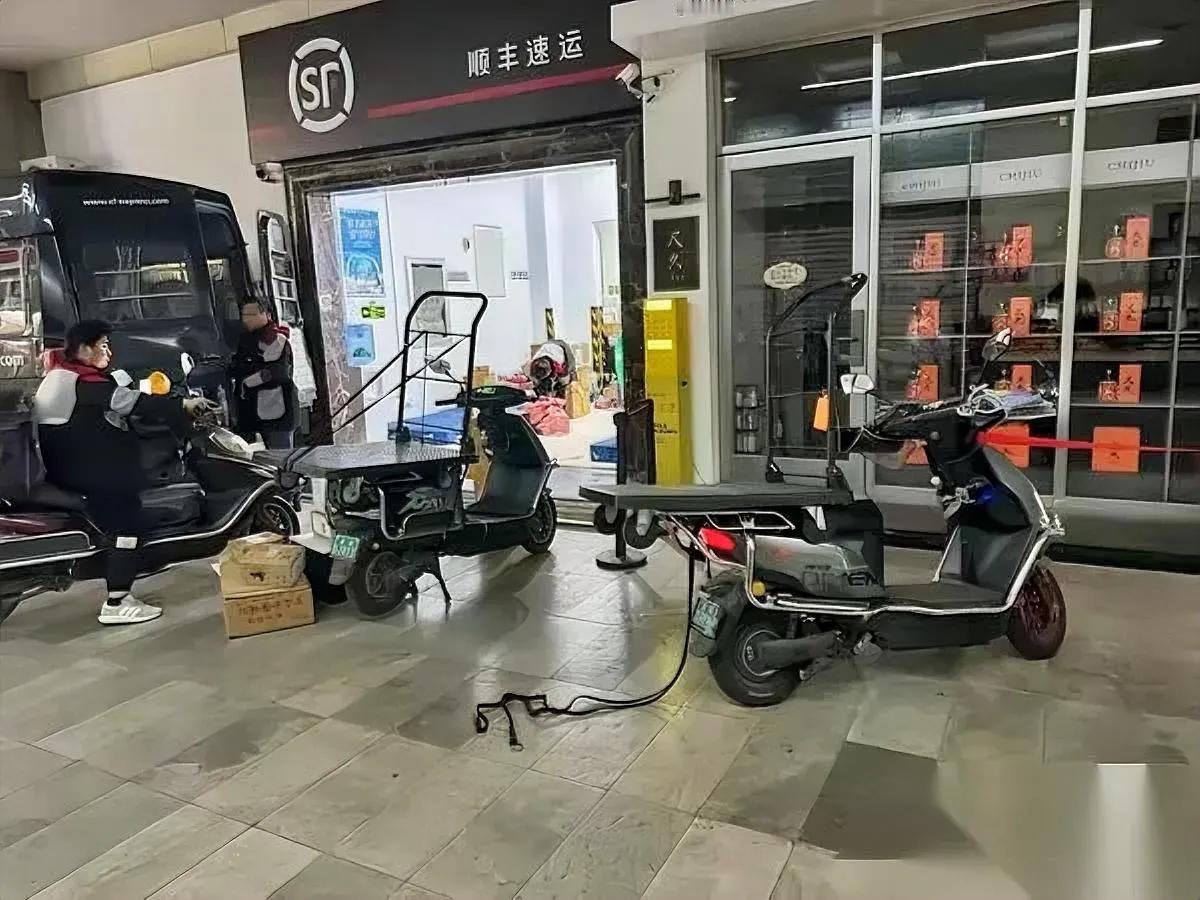 今天和顺丰哥聊天我直接酸到咧嘴他说这个月工资——1万2？！我愣了三秒