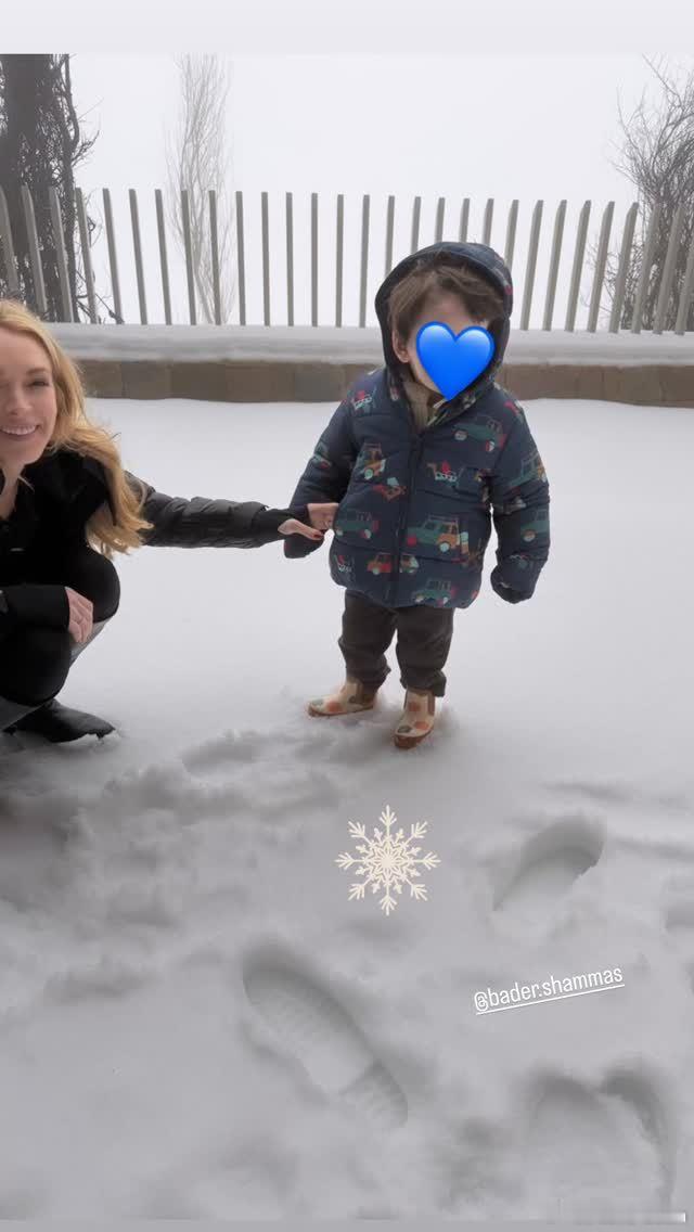 LindsayLohan林赛罗韩晒和儿子Luai一起玩雪的私照，Luai宝宝穿
