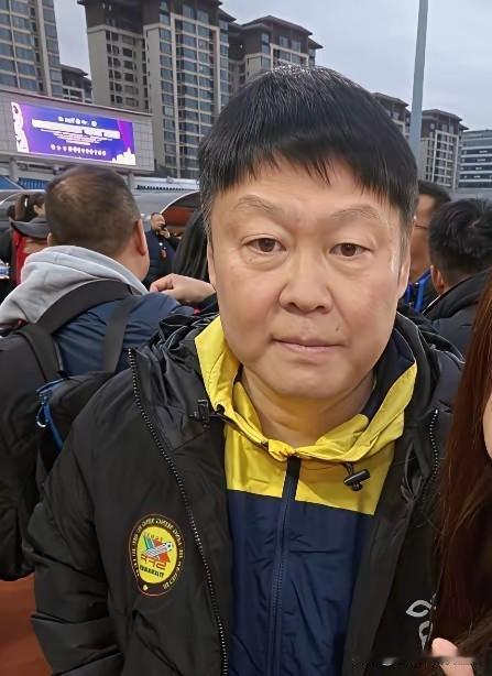 姚夏也年过50了。他1974年生于重庆，是中国足坛标志性人物，球员时代司职右