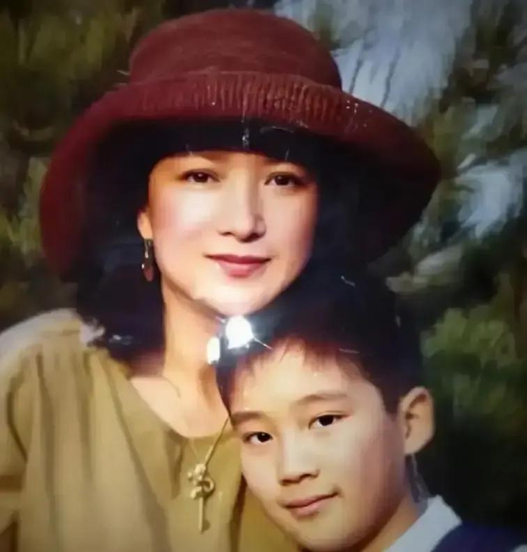 追悼会上，许何红着眼眶说母亲走前还冲他笑了一下，他攥着那只手没敢松，直到凉透。