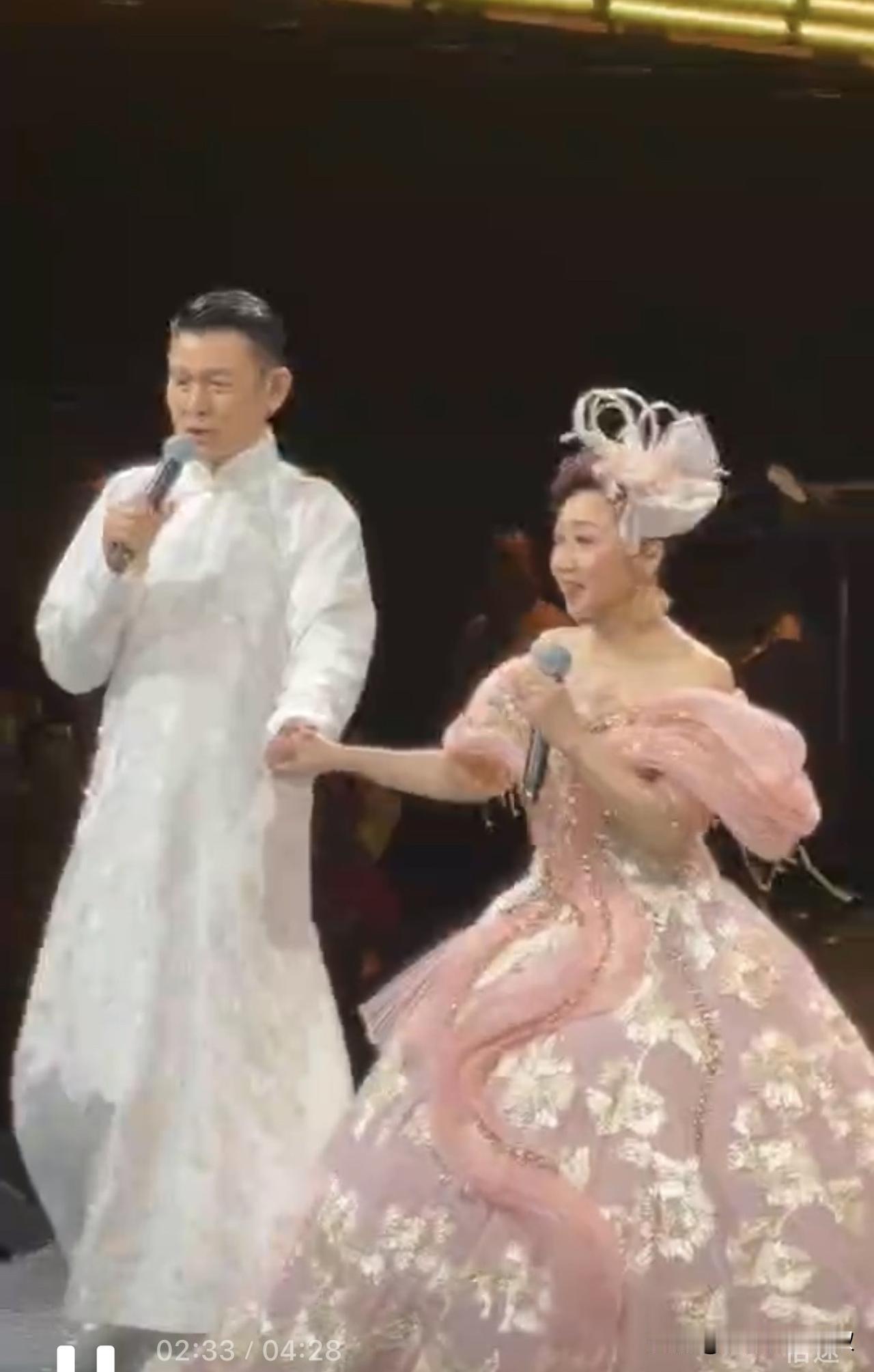 天王刘德华作为张德兰演唱会的压轴嘉宾出现，两人不仅作为好友还有亦师亦友的深厚友谊