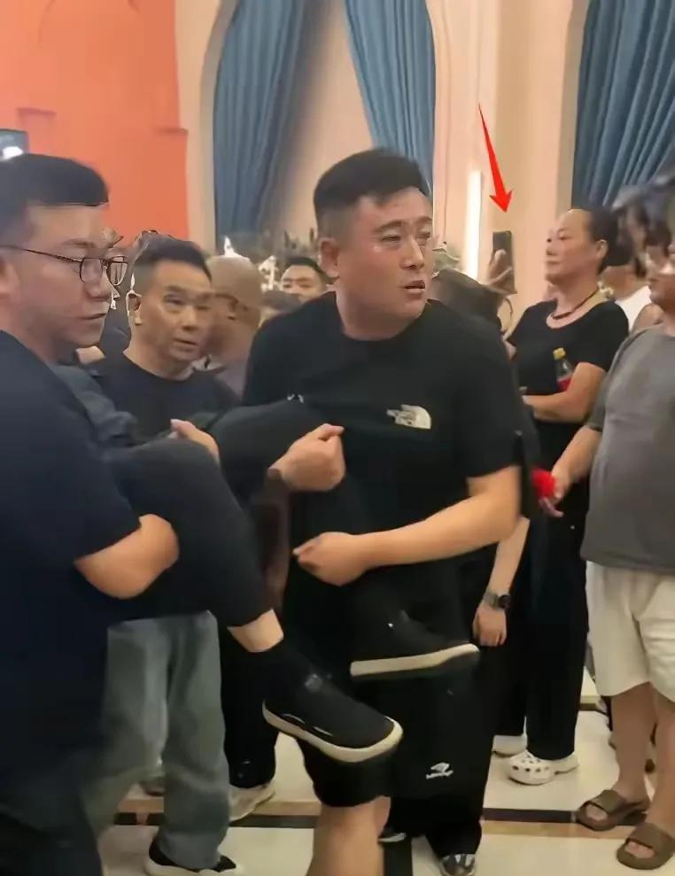 杨少华生前从没想到，自己的灵堂成了“菜市场”。有被扶进去的，也有被抬出来的，儿子