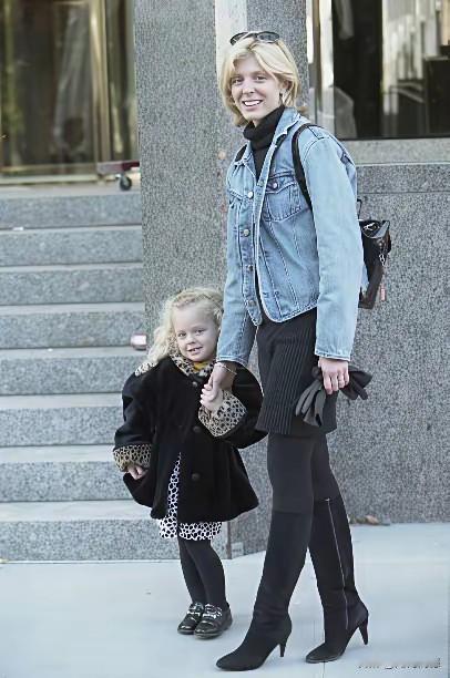 老特的第二任妻子，年轻的时候是个美女，两个人在一起，给人的感觉应该是郎才女貌，非