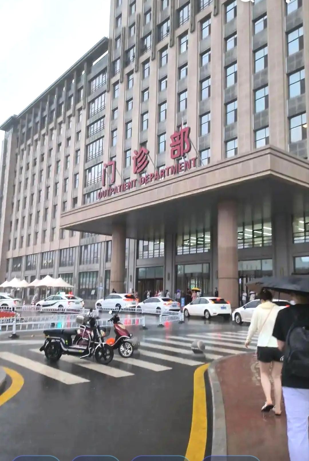 下午做胃镜喝完泻药能喝水吗？下午做胃镜喝完泻药一般能适量喝水。喝泻药是为清洁肠