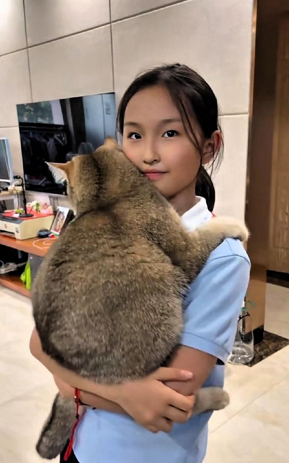 “小乖乖，在家要乖乖听话哟，可不许调皮捣蛋，更不能惹爸爸妈妈生气啦，等我放学回来