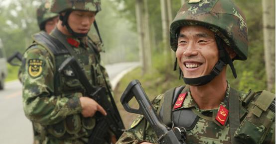 1992年10月，武警战士梅开春在执勤时，抓获四名犯罪分子，在他准备将他们带回中