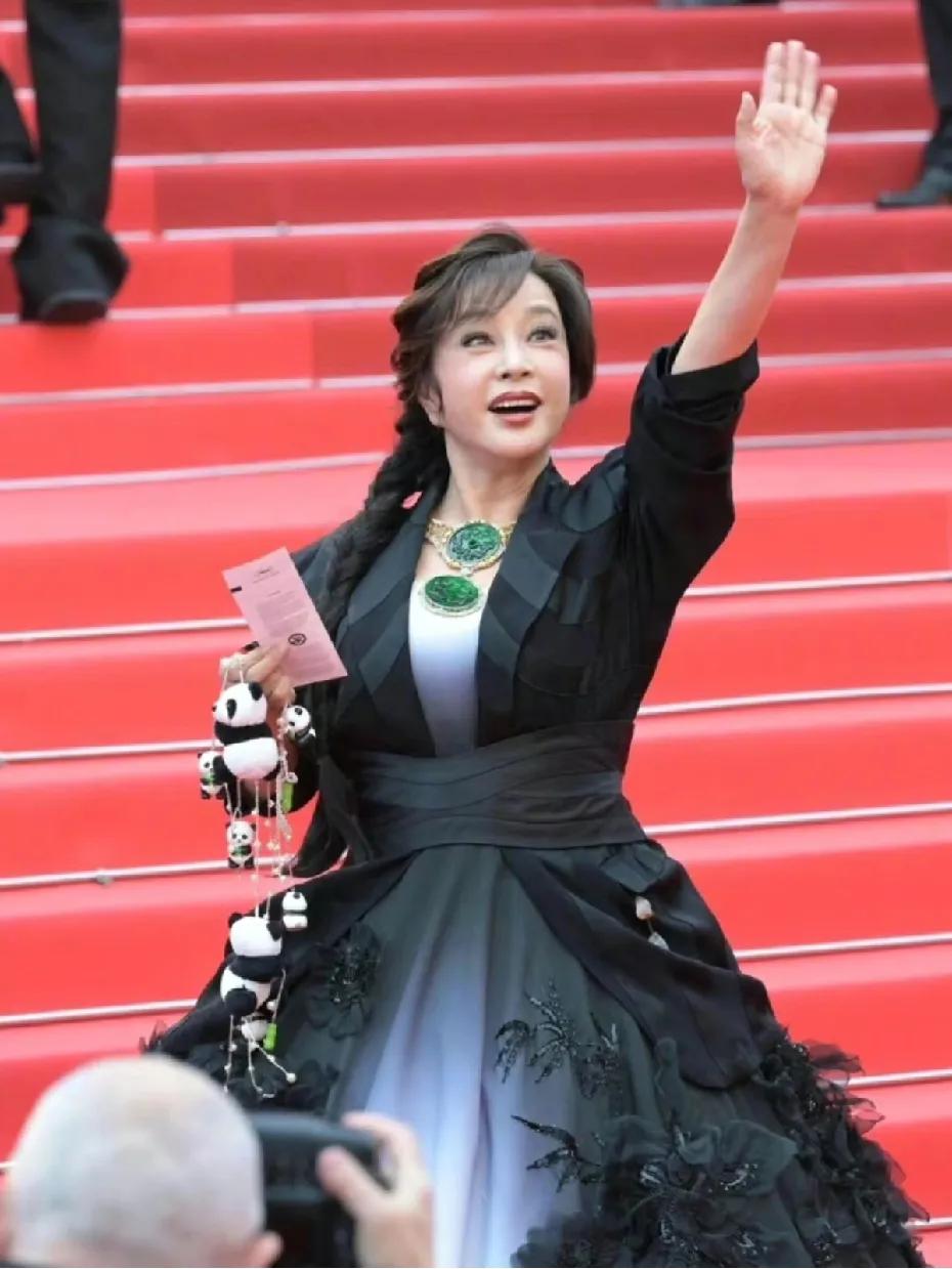 折腰刚播出刘晓庆被举报偷税漏税…都说是在为耳环那个挡枪，咱奶真惨，人红是非多，绝