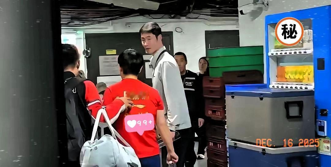 孙颖莎伤退刚走出赛场，王励勤堵在门口问话，三句聊完她头也不回离开。就这