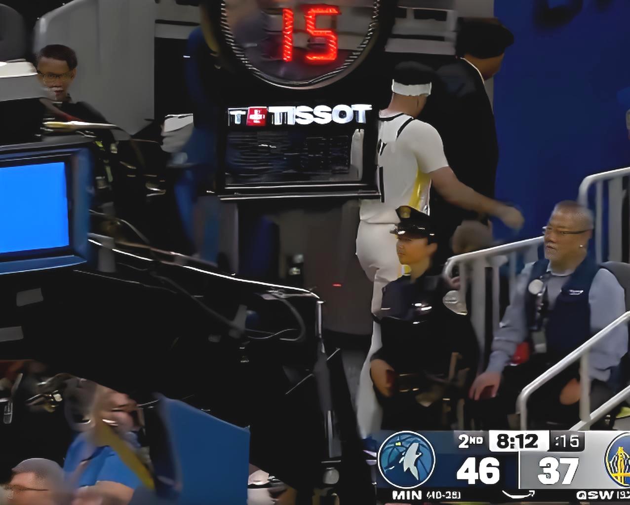 愁人，赛恩斯库里又受伤，独自返回更衣室，伤情不容乐观！去年12月加盟勇士以来