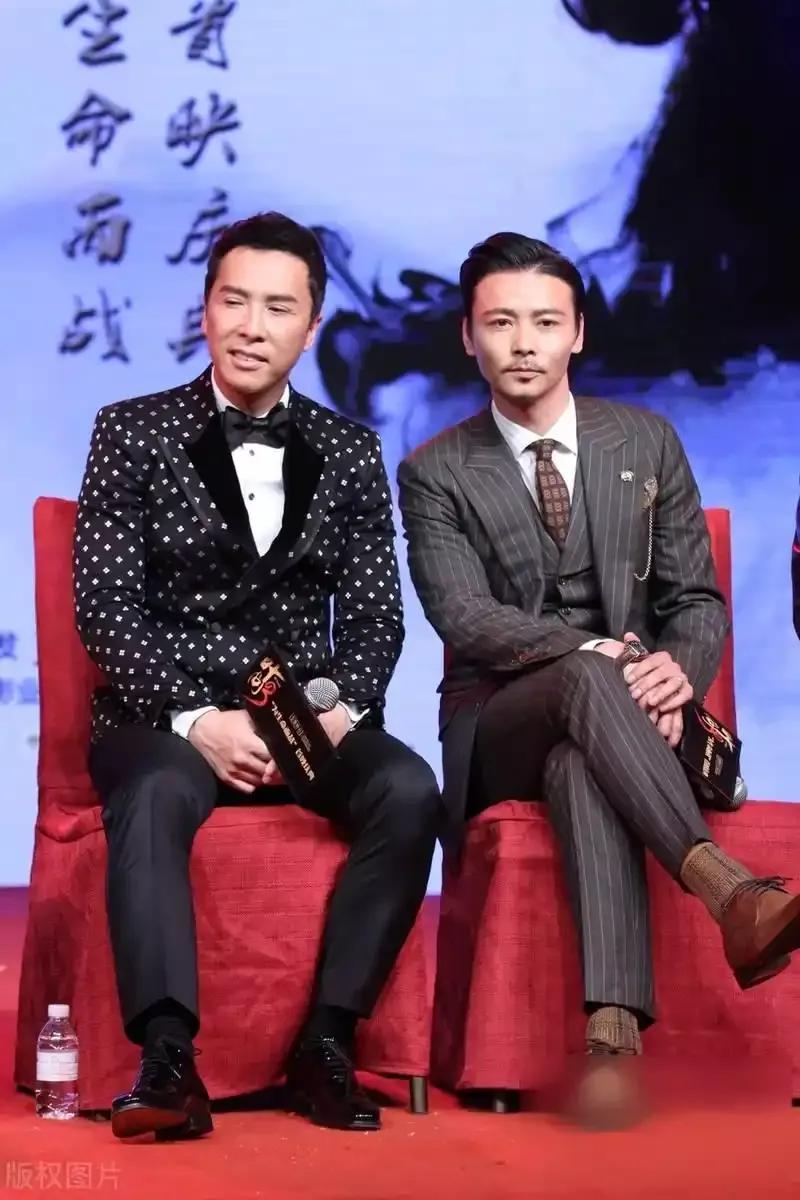 张晋，49岁，得过5个全国武术冠军。吴京，49岁，得过10个全国武术冠军。