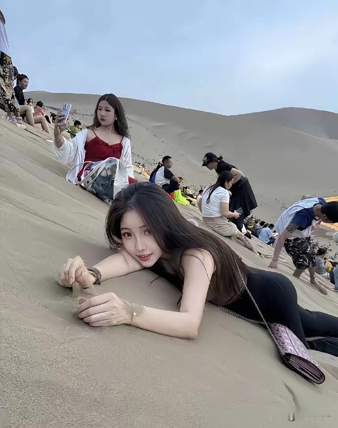和朋友到月牙泉旅游，到了现场入眼的只有小小的一个小湖，与网络上的沙漠翡翠相去甚远