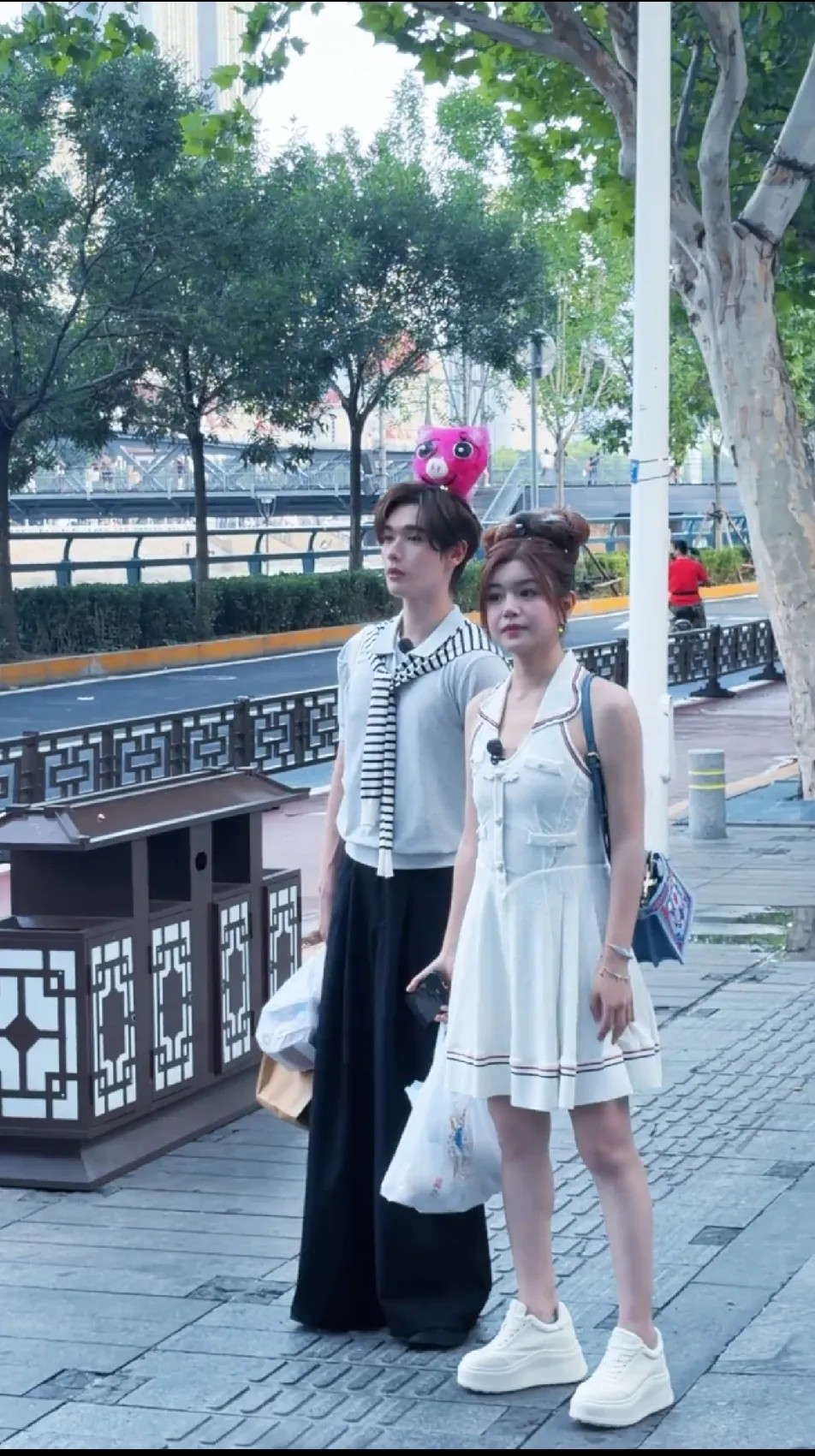 最服陈妍希，43岁了，从头到脚少女装扮，竟然一点也不违和，她白皙红润的肌肤真的堪