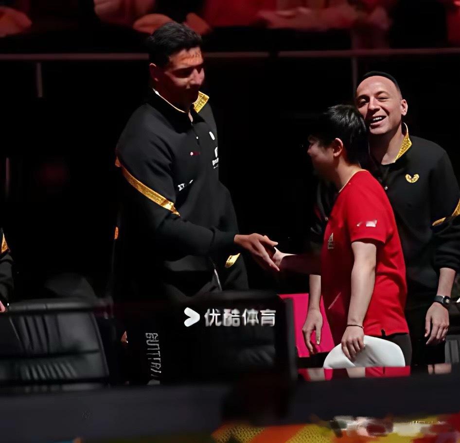 发现埃及的两个教练真的是好喜欢孙颖莎，第二场女单结束，孙颖莎过去和埃及的场外指导