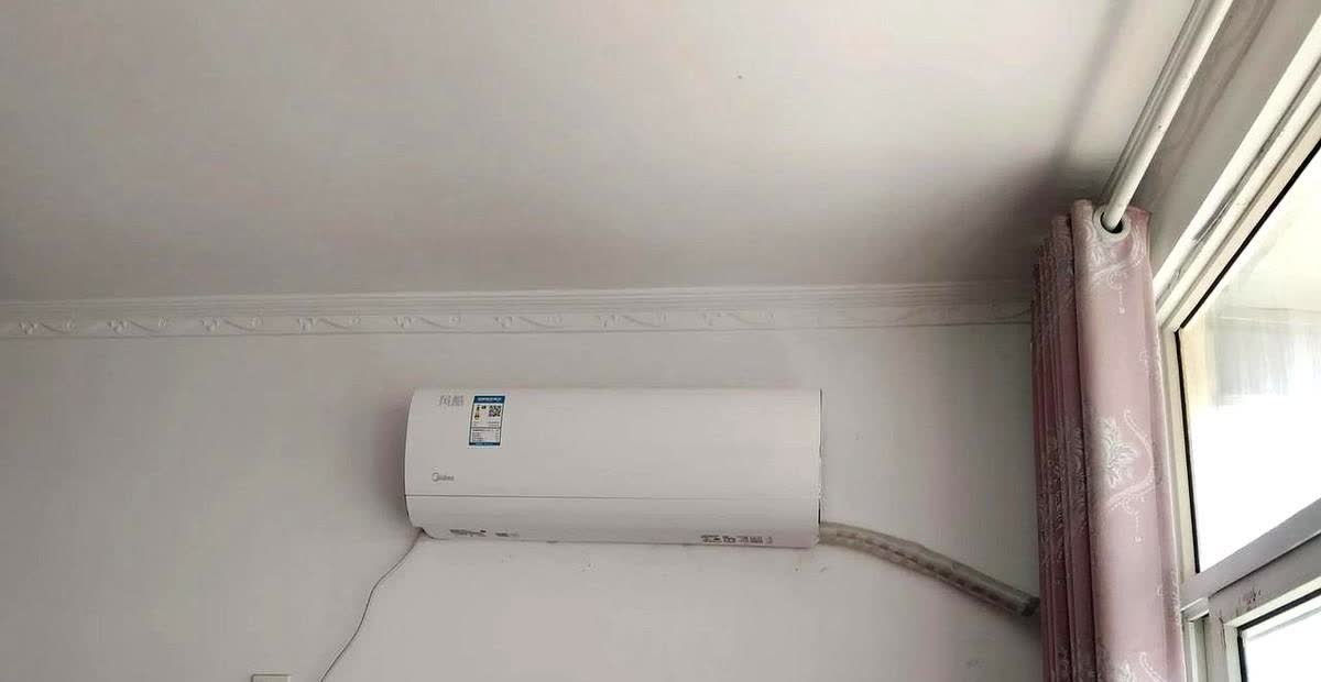 我老公这个人还是有点远见的！上次他下单买的1400一台的这个美的空调，隔