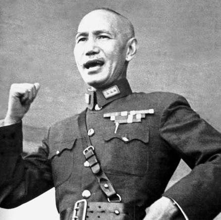 蒋介石的十大癖好：1、蒋介石爱喝白开水，水烧开后凉至34度才喝，约20分钟喝一次