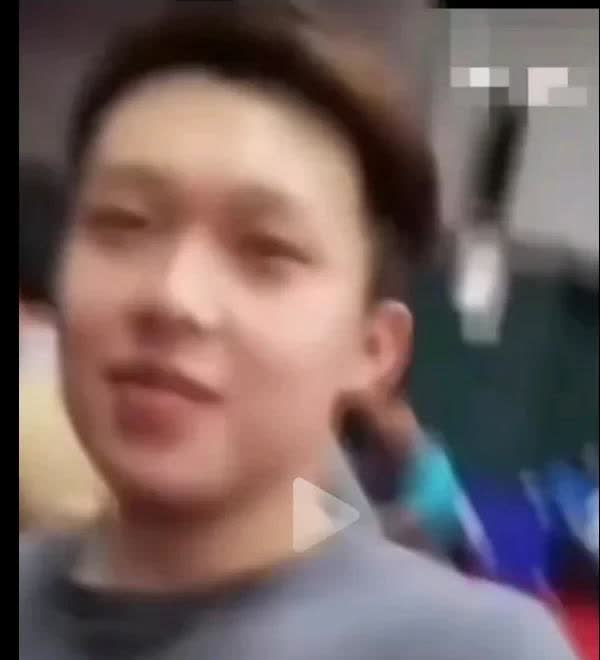 原来最早是莎莎向头哥报备呀！莎莎：我想和他们玩一会！头哥：玩吗？别玩了！