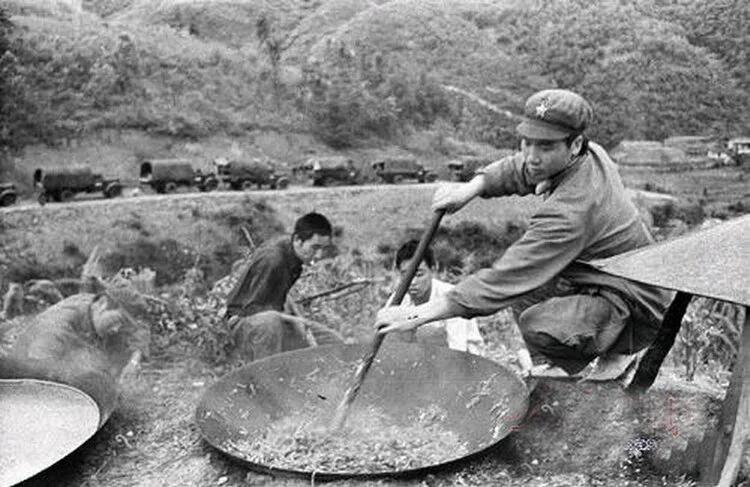 中越战争，一个中国的野战厨房，后面可以看到一队中国的物流卡车