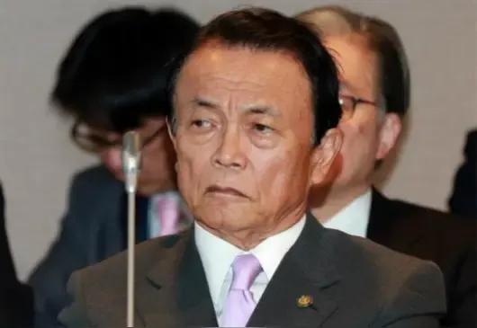 麻生太郎叫停高市早苗？别被这波“降温”骗了！这哪里是服软，分明是嫌她太早