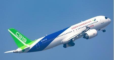 美国这一刀捅的可真够狠！一刀直插C919命脉，中国引以为傲的商飞C919客机