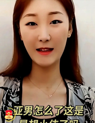 陈亚楠每天守着曹县小巷的服装店，亲手打包20单快递时，手机屏幕还亮着前夫带娃晒太