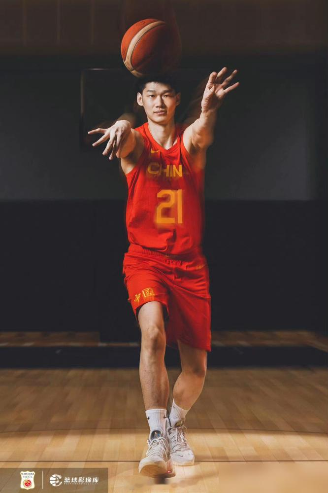 胡金秋在国家队打五号位，等于把跑车当拖拉机用。孙铭徽的邀请函被卡着，郭士强想要人，球员也想去，就是去