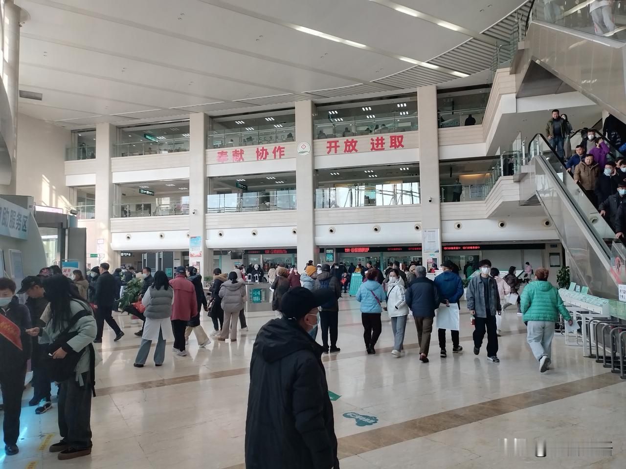 今天去医院开降压药，一进大厅有点震惊，好多人，缴费的地方没有一个磨蹭还价的！