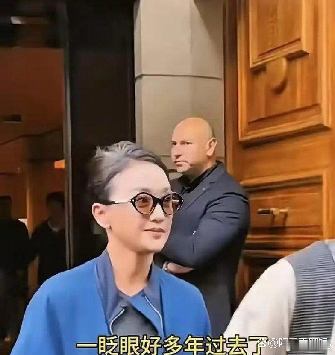 没想到周‎迅51岁，不‎化妆﻿⁠也不打扮，头发都白了，就﻿那么⁠顶着出门