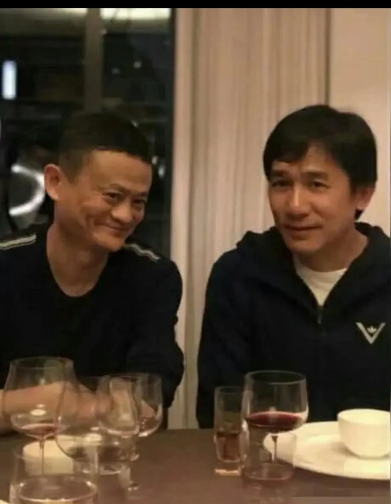 有意思的东北大哥。今天下午两点多，我去面馆吃面，遇到俩东北大哥，两碟熏酱，两碟凉