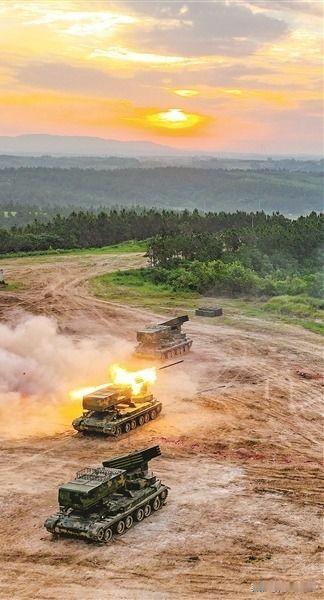盛夏，陆军某旅炮兵分队开展实弹射击训练。重型合成旅的炮兵分队打实弹本身没什么稀奇