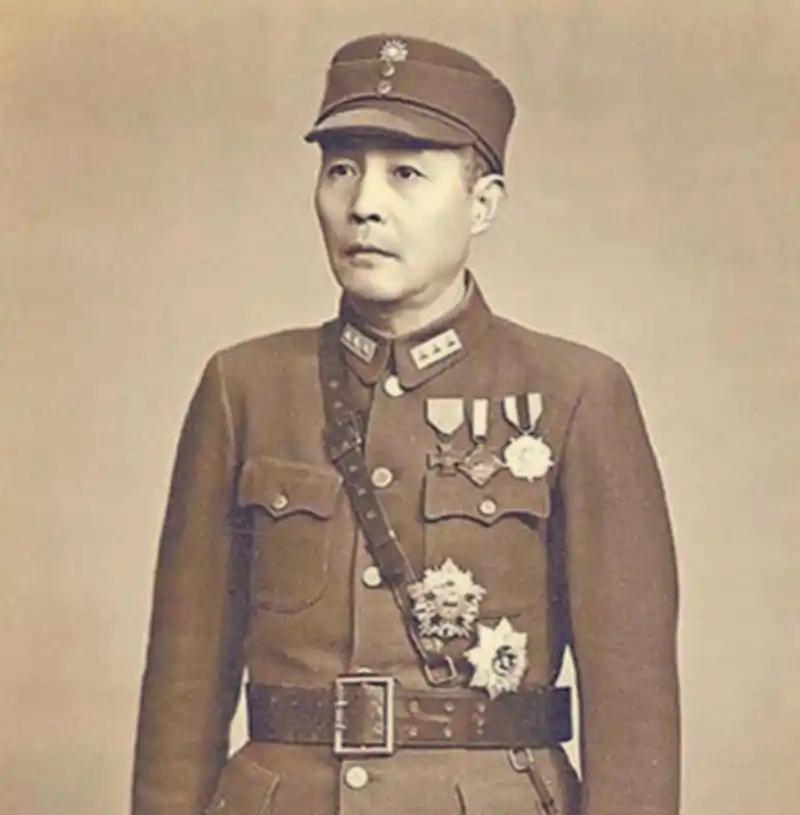 他的妻子在病重之时提出让自己的亲妹妹嫁给他，妻子痊愈之后两姐妹共侍一夫。姐妹两人