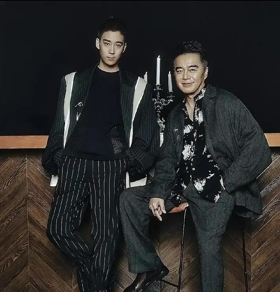 许亚军被拍到教育大儿子时当场抹泪，网友炸锅。老戏骨四婚两娃，家里关系本来就绕，