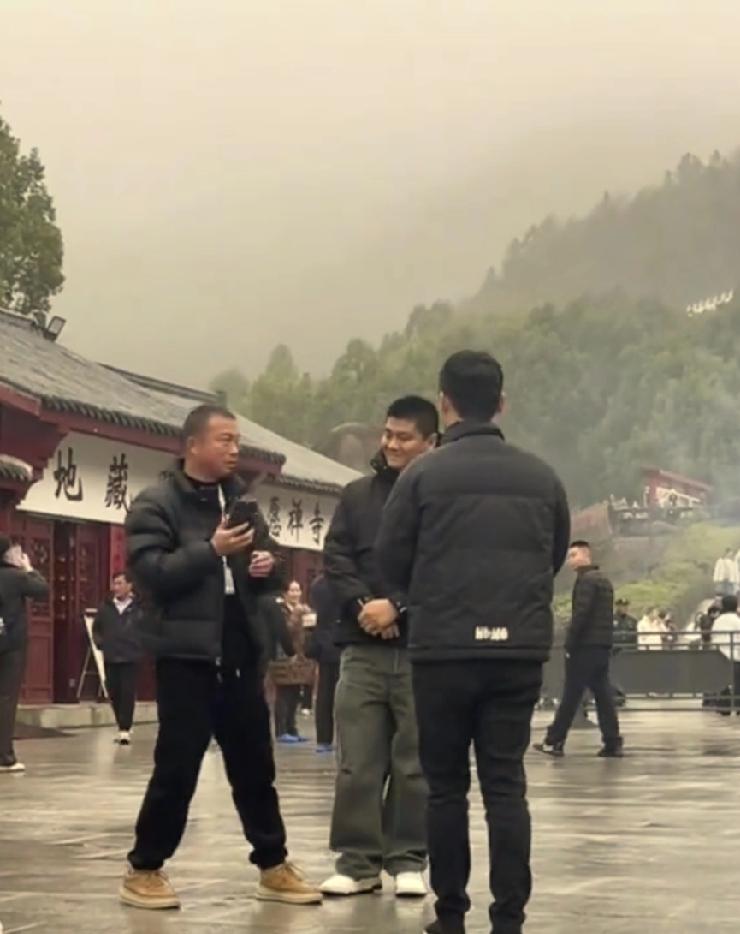 朱进和两个姐姐姐夫来到安徽九华山旅游，这里是佛教圣地，也是地藏菩萨的道场，这次朱