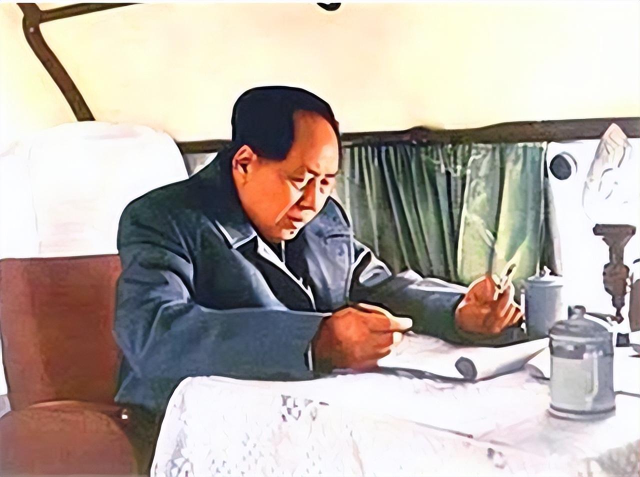1956年，毛主席乘专列外出视察，中午饭点的时候，毛主席在卫士张仙鹏的陪