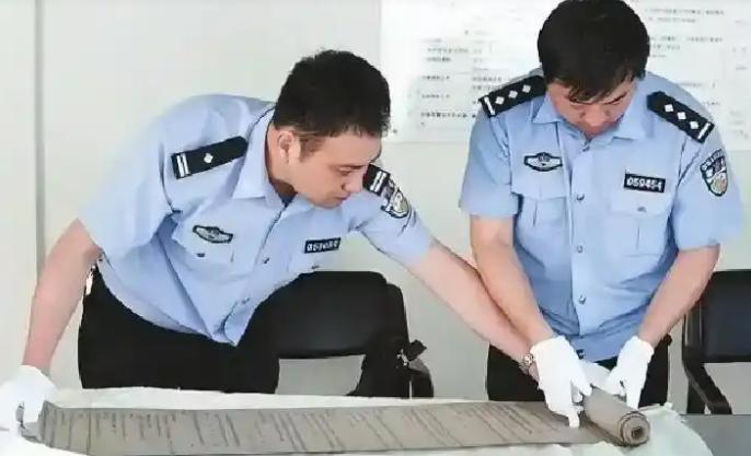 2005年，浙江一农民在挖笋时意外发现一座古墓，而后，他伙同其他4人将墓里的稀世