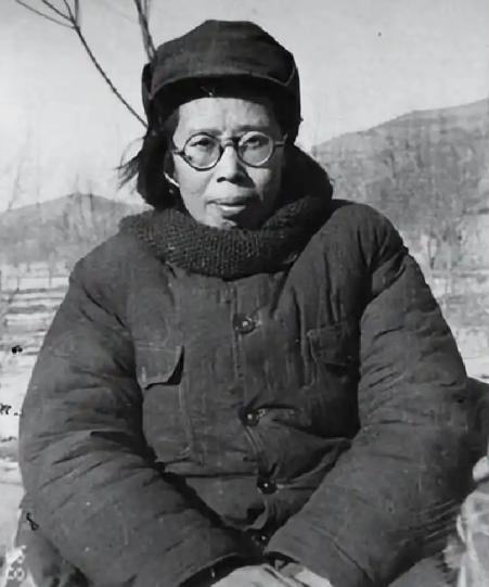 1932年，帅孟奇因叛徒出卖被捕入狱。在狱中，敌人往她鼻子里灌煤油，灌完一壶又一