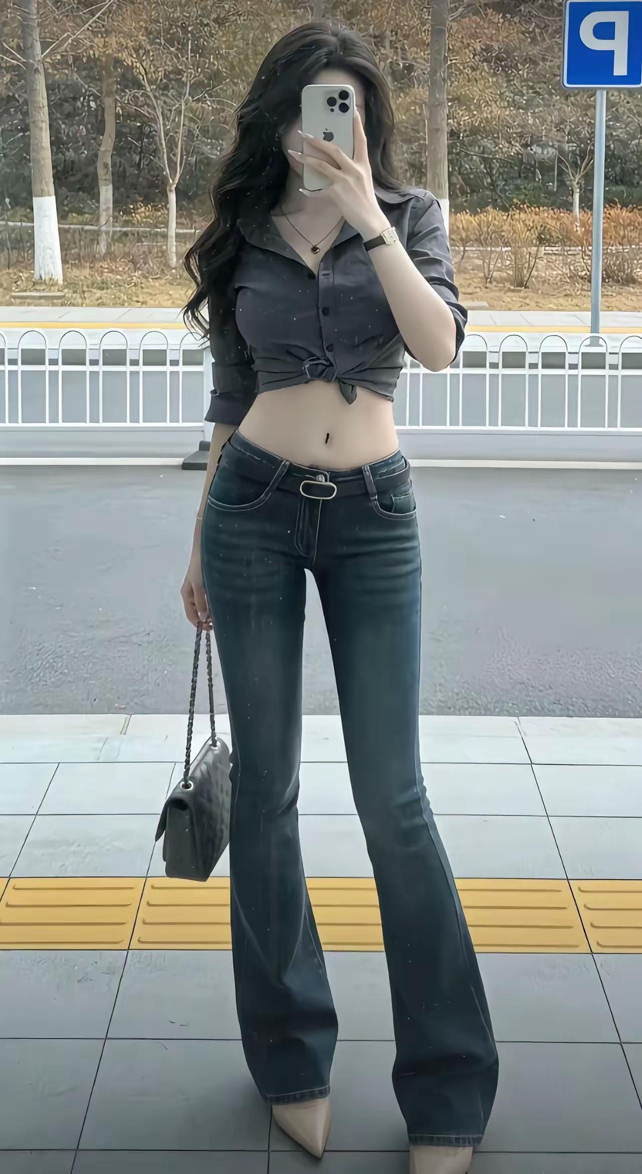 肚脐可露，但脸不能露，这也是时代特色。