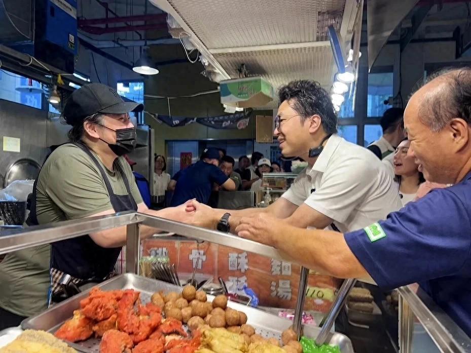台湾地区年底“九合一”选举倒数，选情也越来越激烈。民进党台北市长沈伯洋8日前往属