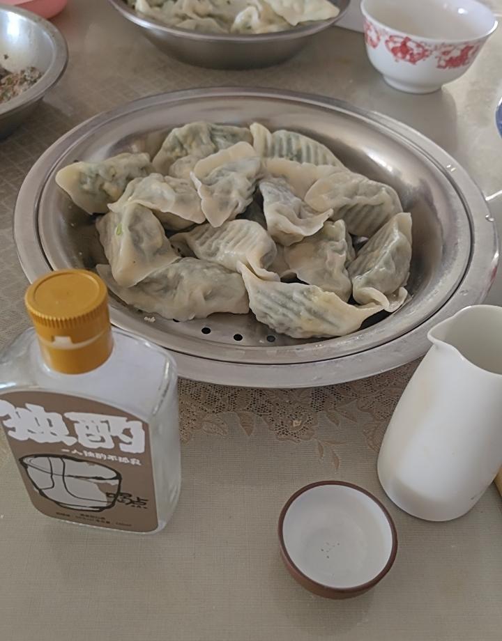 老王说饺子刚下锅，没去喝酒。我转身，锅里也滚着饺子，孩子夹给我一个，热气糊了眼