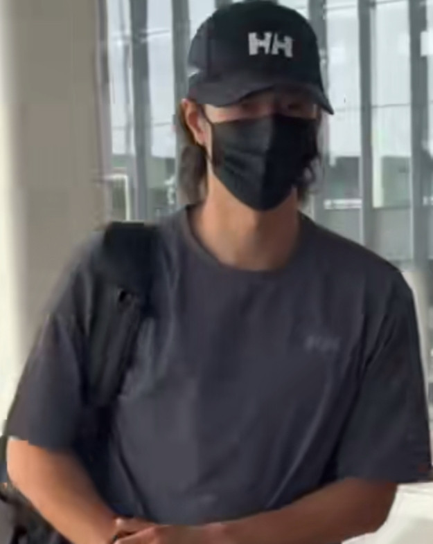那手表捂得，老王也就几天没见怎么这么见外了呢？手上有什么有手表，为什么捂着啊？