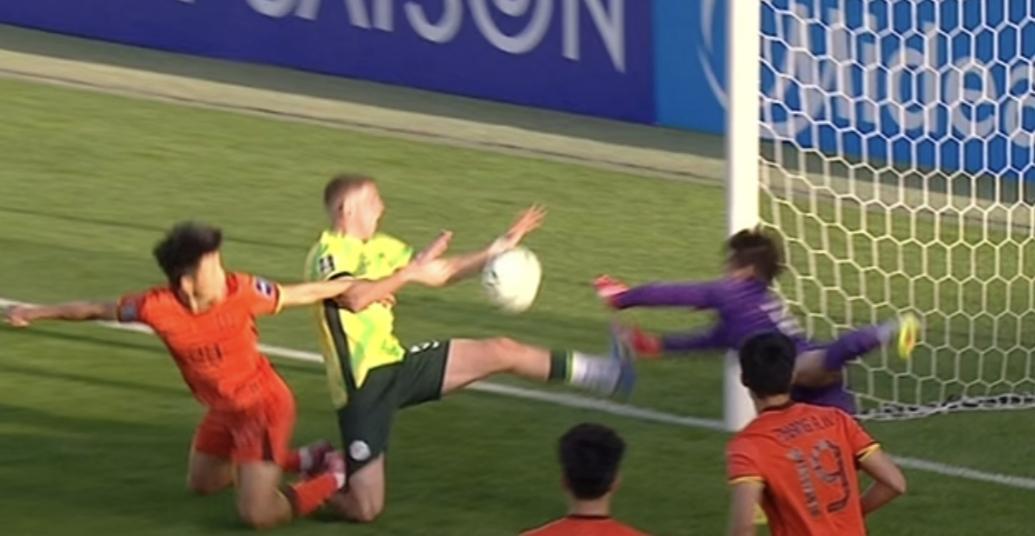 澳大利亚这个5号队员难道不值得给个黄牌？转播镜头扫过替补席时，中国队主教练正对着