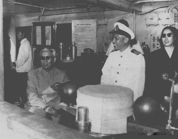 1960年5月15日，刘少奇乘“江峡”轮离开重庆赴武汉期间的照片。5月16日上午