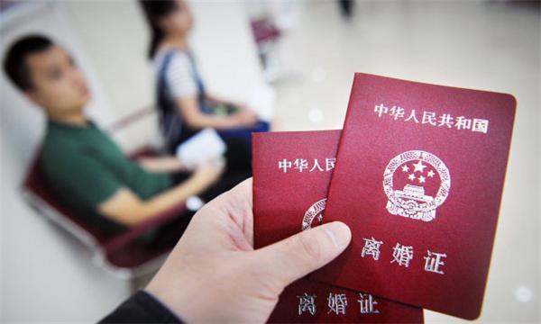 我离开时孩子懵懂而快乐, 将来她懂得了离异的含义, 会怪我吗?